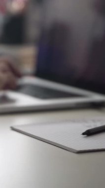 Düşüncelerini deftere kaydeden bir adam. Çünkü depresyonda, sorunları var ve psikoloğu olmadan bunu öğrenip kendine yardım etmek istiyor.