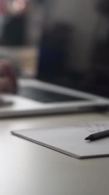 Düşüncelerini deftere kaydeden bir adam. Çünkü depresyonda, sorunları var ve psikoloğu olmadan bunu öğrenip kendine yardım etmek istiyor.