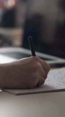 Düşüncelerini deftere kaydeden bir adam. Çünkü depresyonda, sorunları var ve psikoloğu olmadan bunu öğrenip kendine yardım etmek istiyor.
