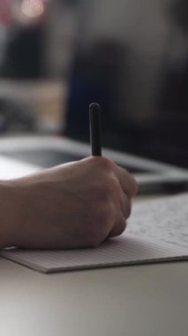 Düşüncelerini deftere kaydeden bir adam. Çünkü depresyonda, sorunları var ve psikoloğu olmadan bunu öğrenip kendine yardım etmek istiyor.