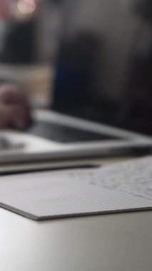 Düşüncelerini deftere kaydeden bir adam. Çünkü depresyonda, sorunları var ve psikoloğu olmadan bunu öğrenip kendine yardım etmek istiyor.