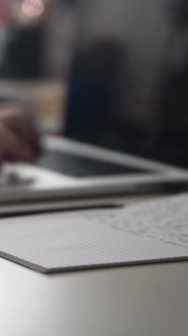 Düşüncelerini deftere kaydeden bir adam. Çünkü depresyonda, sorunları var ve psikoloğu olmadan bunu öğrenip kendine yardım etmek istiyor.