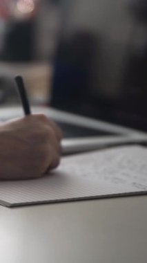 Düşüncelerini deftere kaydeden bir adam. Çünkü depresyonda, sorunları var ve psikoloğu olmadan bunu öğrenip kendine yardım etmek istiyor.