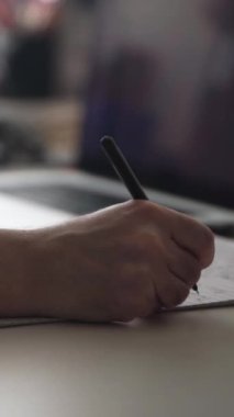 Düşüncelerini deftere kaydediyor, çünkü depresyon, problemler yaşıyor ve psikolog olmadan kendine yardım etmek istiyor.