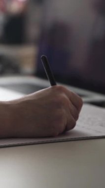 Düşüncelerini deftere kaydediyor, çünkü depresyon, problemler yaşıyor ve psikolog olmadan kendine yardım etmek istiyor.