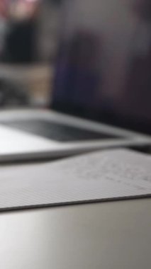 Düşüncelerini deftere kaydediyor, çünkü depresyon, problemler yaşıyor ve psikolog olmadan kendine yardım etmek istiyor.
