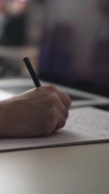 Düşüncelerini deftere kaydediyor, çünkü depresyon, problemler yaşıyor ve psikolog olmadan kendine yardım etmek istiyor.