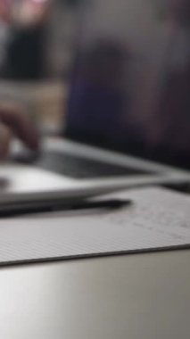 Düşüncelerini deftere kaydediyor, çünkü depresyon, problemler yaşıyor ve psikolog olmadan kendine yardım etmek istiyor.