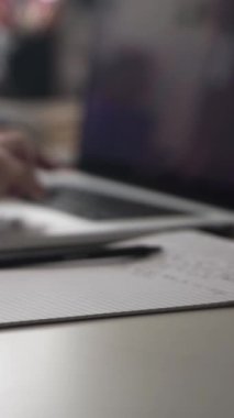 Düşüncelerini deftere kaydediyor, çünkü depresyon, problemler yaşıyor ve psikolog olmadan kendine yardım etmek istiyor.