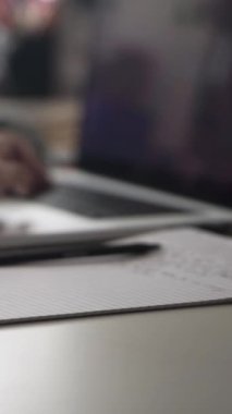 Düşüncelerini deftere kaydediyor, çünkü depresyon, problemler yaşıyor ve psikolog olmadan kendine yardım etmek istiyor.