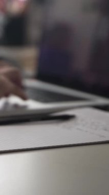 Düşüncelerini deftere kaydediyor, çünkü depresyon, problemler yaşıyor ve psikolog olmadan kendine yardım etmek istiyor.
