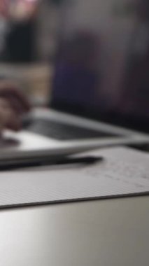 Düşüncelerini deftere kaydediyor, çünkü depresyon, problemler yaşıyor ve psikolog olmadan kendine yardım etmek istiyor.