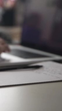 Düşüncelerini deftere kaydediyor, çünkü depresyon, problemler yaşıyor ve psikolog olmadan kendine yardım etmek istiyor.