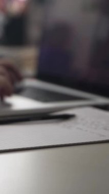 Düşüncelerini deftere kaydediyor, çünkü depresyon, problemler yaşıyor ve psikolog olmadan kendine yardım etmek istiyor.