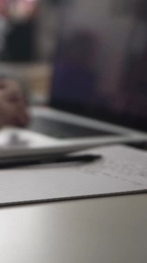 Düşüncelerini deftere kaydediyor, çünkü depresyon, problemler yaşıyor ve psikolog olmadan kendine yardım etmek istiyor.