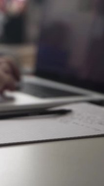 Düşüncelerini deftere kaydediyor, çünkü depresyon, problemler yaşıyor ve psikolog olmadan kendine yardım etmek istiyor.