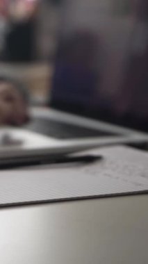 Düşüncelerini deftere kaydediyor, çünkü depresyon, problemler yaşıyor ve psikolog olmadan kendine yardım etmek istiyor.