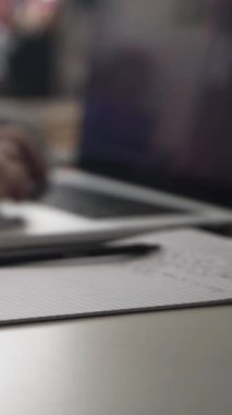 Düşüncelerini deftere kaydediyor, çünkü depresyon, problemler yaşıyor ve psikolog olmadan kendine yardım etmek istiyor.