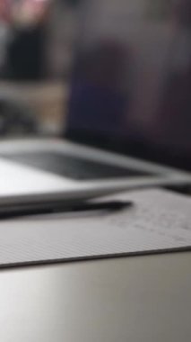 Düşüncelerini deftere kaydediyor, çünkü depresyon, problemler yaşıyor ve psikolog olmadan kendine yardım etmek istiyor.