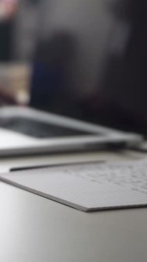 Düşüncelerini deftere kaydeden bir adam. Çünkü depresyonda, sorunları var ve psikoloğu olmadan bunu öğrenip kendine yardım etmek istiyor.