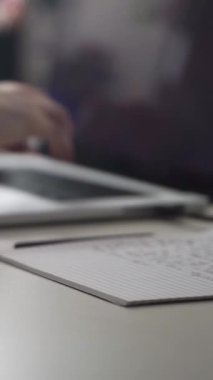 Düşüncelerini deftere kaydeden bir adam. Çünkü depresyonda, sorunları var ve psikoloğu olmadan bunu öğrenip kendine yardım etmek istiyor.