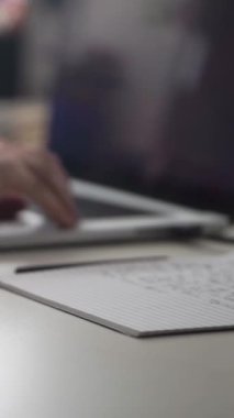Düşüncelerini deftere kaydeden bir adam. Çünkü depresyonda, sorunları var ve psikoloğu olmadan bunu öğrenip kendine yardım etmek istiyor.