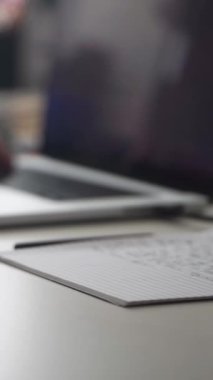 Düşüncelerini deftere kaydeden bir adam. Çünkü depresyonda, sorunları var ve psikoloğu olmadan bunu öğrenip kendine yardım etmek istiyor.
