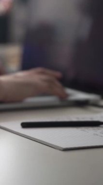 Düşüncelerini deftere kaydeden bir adam. Çünkü depresyonda, sorunları var ve psikoloğu olmadan bunu öğrenip kendine yardım etmek istiyor.
