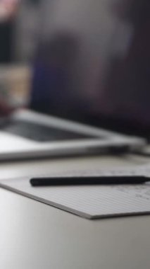 Düşüncelerini deftere kaydeden bir adam. Çünkü depresyonda, sorunları var ve psikoloğu olmadan bunu öğrenip kendine yardım etmek istiyor.