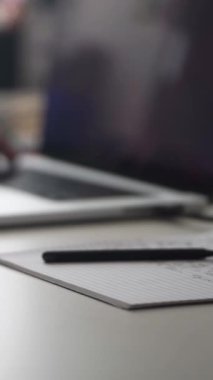 Düşüncelerini deftere kaydeden bir adam. Çünkü depresyonda, sorunları var ve psikoloğu olmadan bunu öğrenip kendine yardım etmek istiyor.