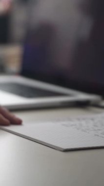 Düşüncelerini deftere kaydeden bir adam. Çünkü depresyonda, sorunları var ve psikoloğu olmadan bunu öğrenip kendine yardım etmek istiyor.
