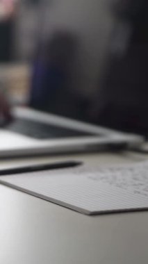 Düşüncelerini deftere kaydeden bir adam. Çünkü depresyonda, sorunları var ve psikoloğu olmadan bunu öğrenip kendine yardım etmek istiyor.