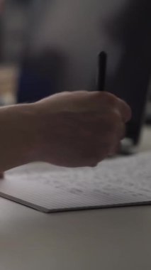Düşüncelerini deftere kaydeden bir adam. Çünkü depresyonda, sorunları var ve psikoloğu olmadan bunu öğrenip kendine yardım etmek istiyor.