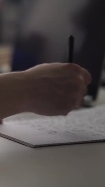 Düşüncelerini deftere kaydeden bir adam. Çünkü depresyonda, sorunları var ve psikoloğu olmadan bunu öğrenip kendine yardım etmek istiyor.
