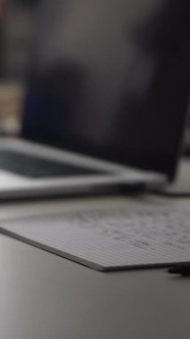 Düşüncelerini deftere kaydeden bir adam. Çünkü depresyonda, sorunları var ve psikoloğu olmadan bunu öğrenip kendine yardım etmek istiyor.
