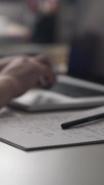 Düşüncelerini deftere kaydeden bir adam. Çünkü depresyonda, sorunları var ve psikoloğu olmadan bunu öğrenip kendine yardım etmek istiyor.