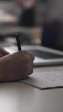 Düşüncelerini deftere kaydeden bir adam. Çünkü depresyonda, sorunları var ve psikoloğu olmadan bunu öğrenip kendine yardım etmek istiyor.