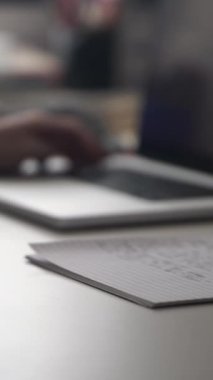 Düşüncelerini deftere kaydeden bir adam. Çünkü depresyonda, sorunları var ve psikoloğu olmadan bunu öğrenip kendine yardım etmek istiyor.