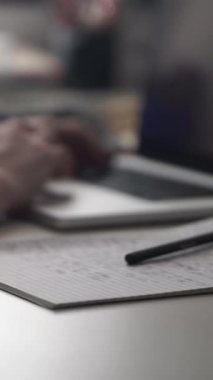 Düşüncelerini deftere kaydeden bir adam. Çünkü depresyonda, sorunları var ve psikoloğu olmadan bunu öğrenip kendine yardım etmek istiyor.