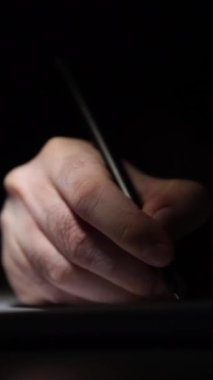 Düşüncelerini deftere kaydediyor, çünkü depresyon, problemler yaşıyor ve psikolog olmadan kendine yardım etmek istiyor.