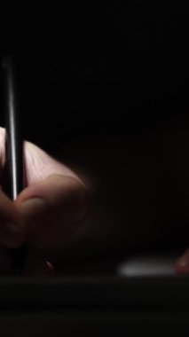 Düşüncelerini deftere kaydediyor, çünkü depresyon, problemler yaşıyor ve psikolog olmadan kendine yardım etmek istiyor.
