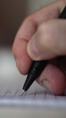 Düşüncelerini deftere kaydediyor, çünkü depresyon, problemler yaşıyor ve psikolog olmadan kendine yardım etmek istiyor.