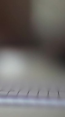 Düşüncelerini deftere kaydediyor, çünkü depresyon, problemler yaşıyor ve psikolog olmadan kendine yardım etmek istiyor.
