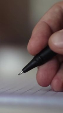 Düşüncelerini deftere kaydediyor, çünkü depresyon, problemler yaşıyor ve psikolog olmadan kendine yardım etmek istiyor.