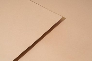 Kahverengi kağıttan gölgeli renkli bir arka plan. Soyut geometrik