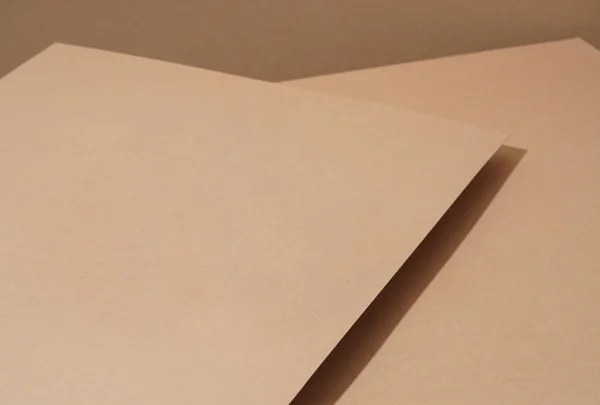 Kahverengi Kağıttan Gölgeli Renkli Bir Arka Plan Soyut Geometrik — Stok fotoğraf