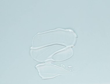 Mavi arka planda yüz ve vücut için şeffaf krem kokusu