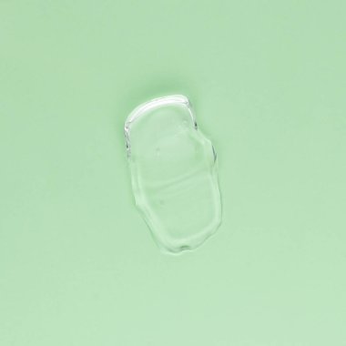 Yeşil arka planda yüz ve vücut için şeffaf krem kokusu