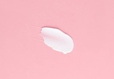 Pembe arka planda yüz ve vücut için beyaz krem kokusu