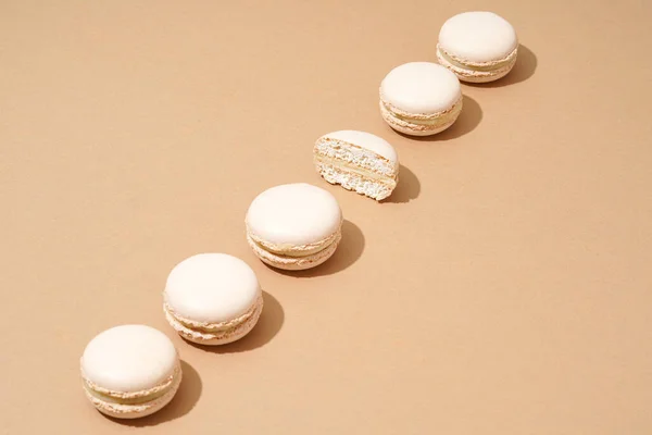Een Stillevens Beeld Met Zes Witte Macarons Geordend Een Stapel — Stockfoto